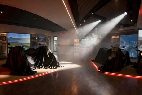 freepik_edit_Transform-this-motorcycle-showroom-image-into-a-ci